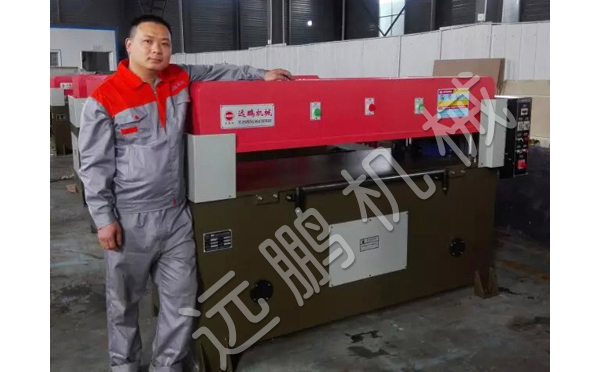 電腦數控全自動四柱龍門移動頭膠滾送料裁斷機(下料機) 電腦數控全自動四柱龍門移動頭膠滾送料裁斷機(下料機)